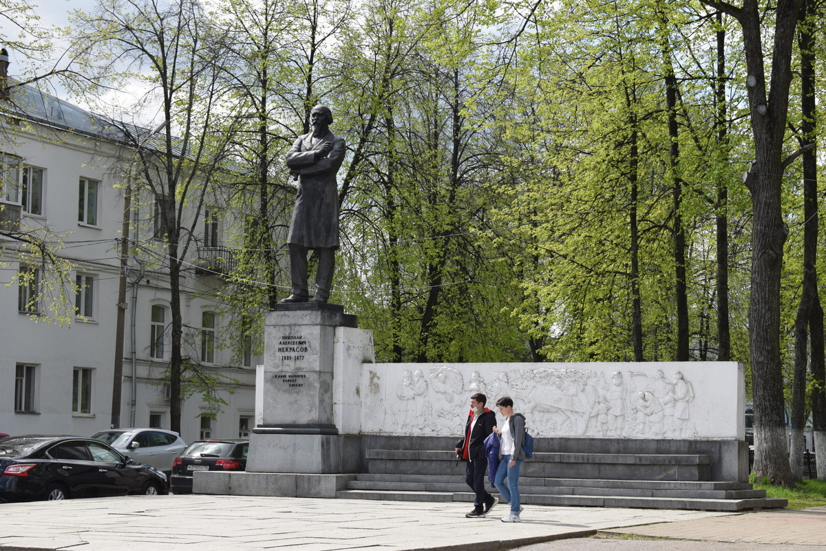 Памятник Николаю Некрасову в Ярославле