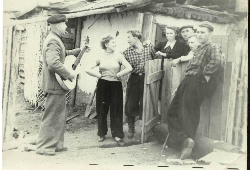 Веселая компания. Михаил Копытов, 13 июня 1952 года, о. Сахалин, из архива Нелли Михайловны Копытовой.
