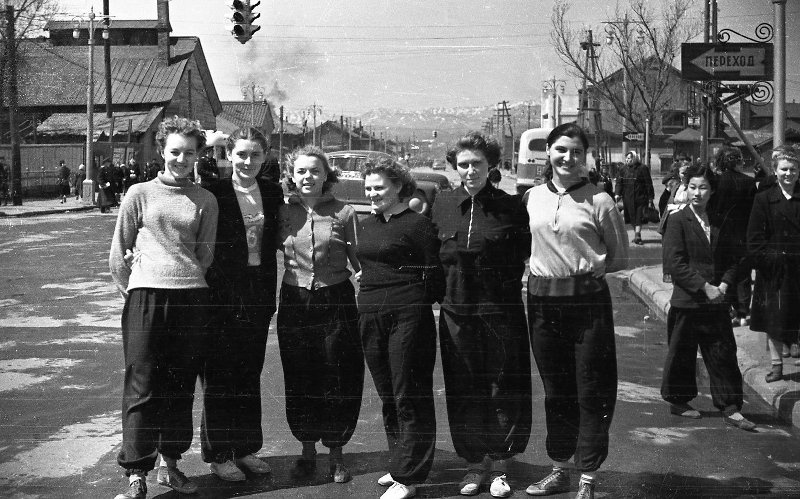 Группа девушек на улице. Юрий Садовников, 1958 - 1965 год, о. Сахалин, г. Южно-Сахалинск, ул. Сахалинская, МАММ/МДФ.


