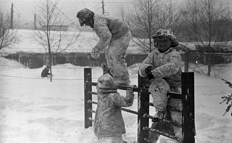 Зимние сценки во дворе. Юрий Садовников, 1969 год, о. Сахалин, г. Южно-Сахалинск, МАММ/МДФ.