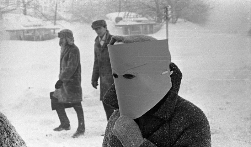 Метель в городе. Женщина в маске. Юрий Садовников, 1968 год, о. Сахалин, г. Южно-Сахалинск, МАММ/МДФ.