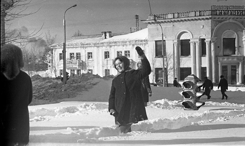 Снежные заносы в городе. Юрий Садовников, 1968 год, о. Сахалин, г. Южно-Сахалинск, МАММ/МДФ.