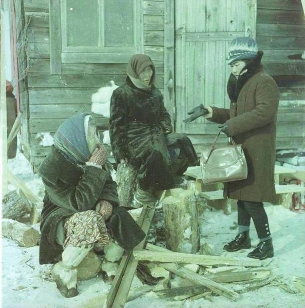 Женщины-нивхи около дома. Юрий Садовников, 1968 год, о. Сахалин, г. Южно-Сахалинск, МАММ/МДФ.