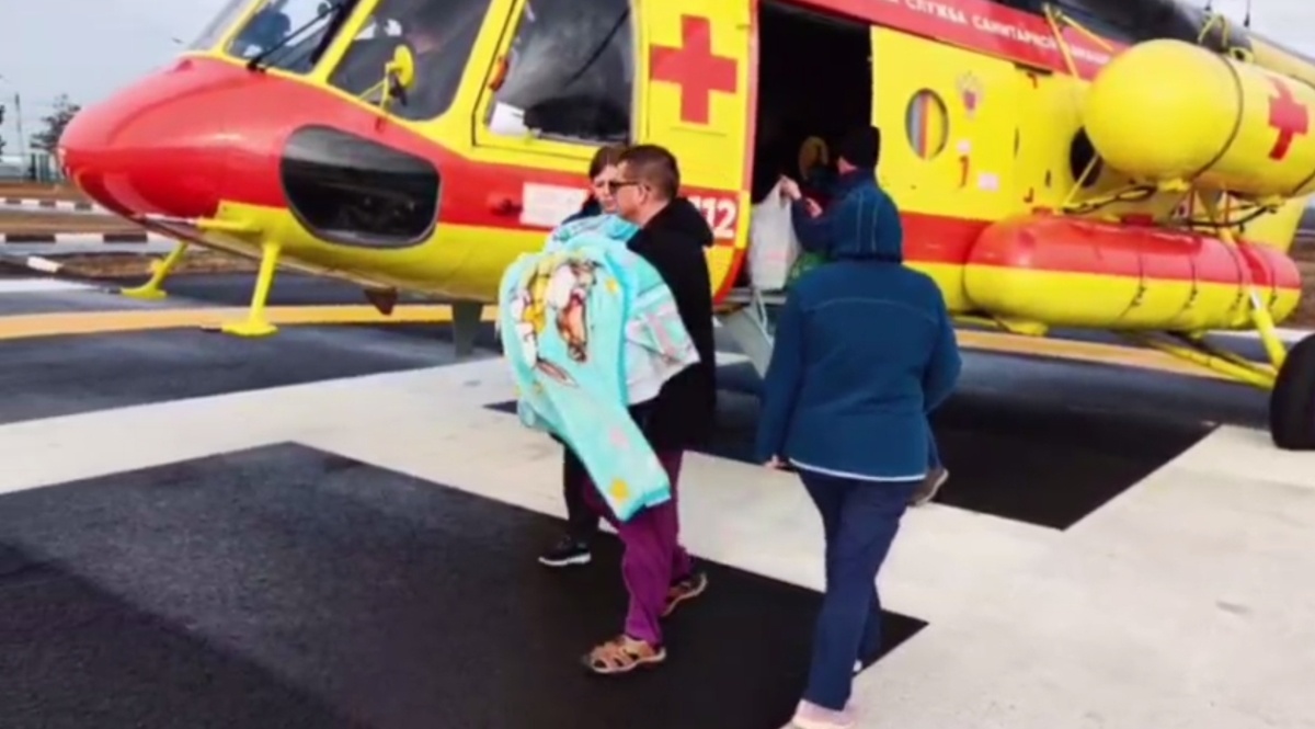    Девочку доставили на вертолёте