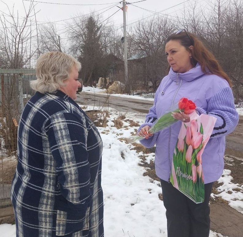 Цветы от партии «Единая Россия» и женсовета Балахнинского округа вручала Ю.В. Власова.
