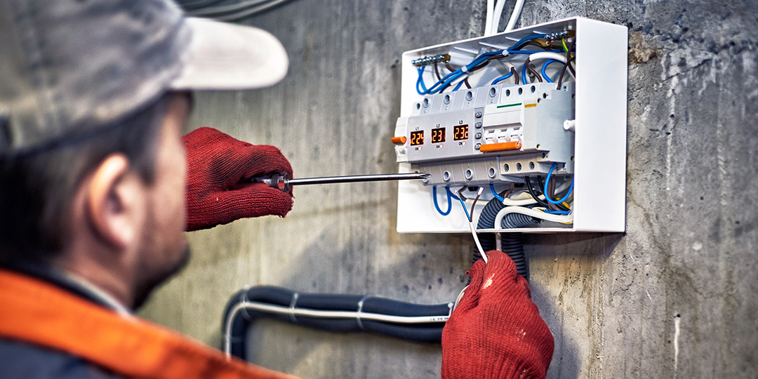 "Как отсудить компенсацию за незаконное отключение света: Практика 2025 года и инструкция для потребителей"