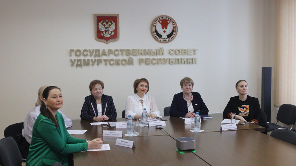 По центру: вице-спикер Госсовета Удмуртии Татьяна Ишматова.📷Фото: Пресс-служба госсовета Удмуртии