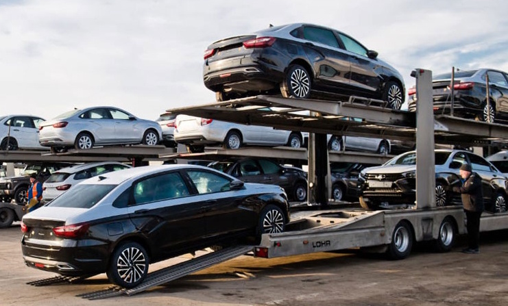 Лада Аура везут будущим счастливчикам