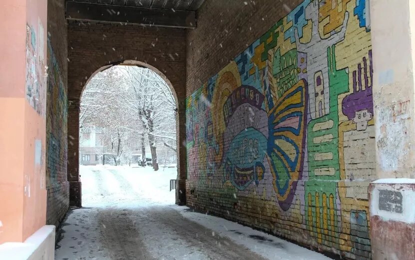    Протекающая крыша, укладка асфальта в воду и падение под колеса троллейбуса: что обсуждают ижевчане в соцсетях 14 марта