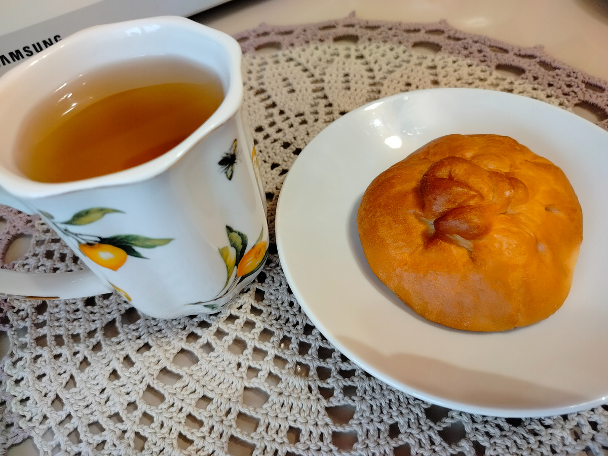 Чай с беляшиком. Чай сладкий , беляшик теплый, вкусненько с утра. Фото автора