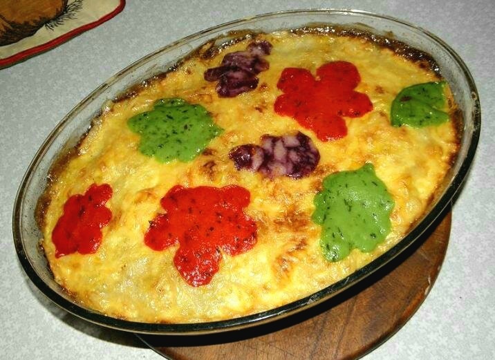 Фото автора. Осенний вариант с листопадом из цветного сыра, например.