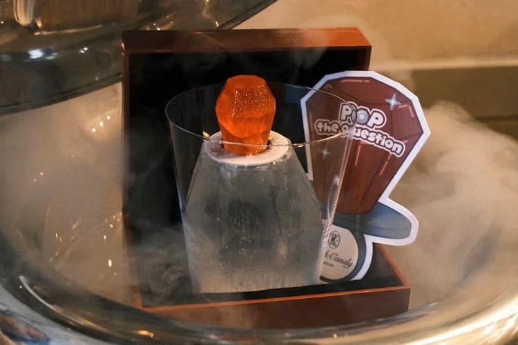 В Нью-Йорке за $400 можно попробовать коктейль с кольцом с бриллиантом внутри леденца