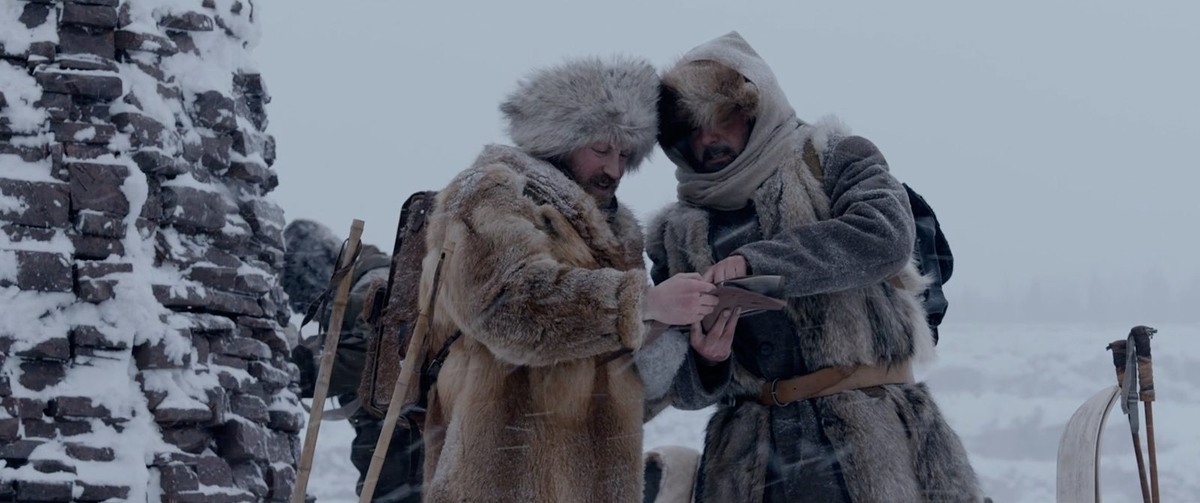 Рядос со "знаком", сложенным из камней