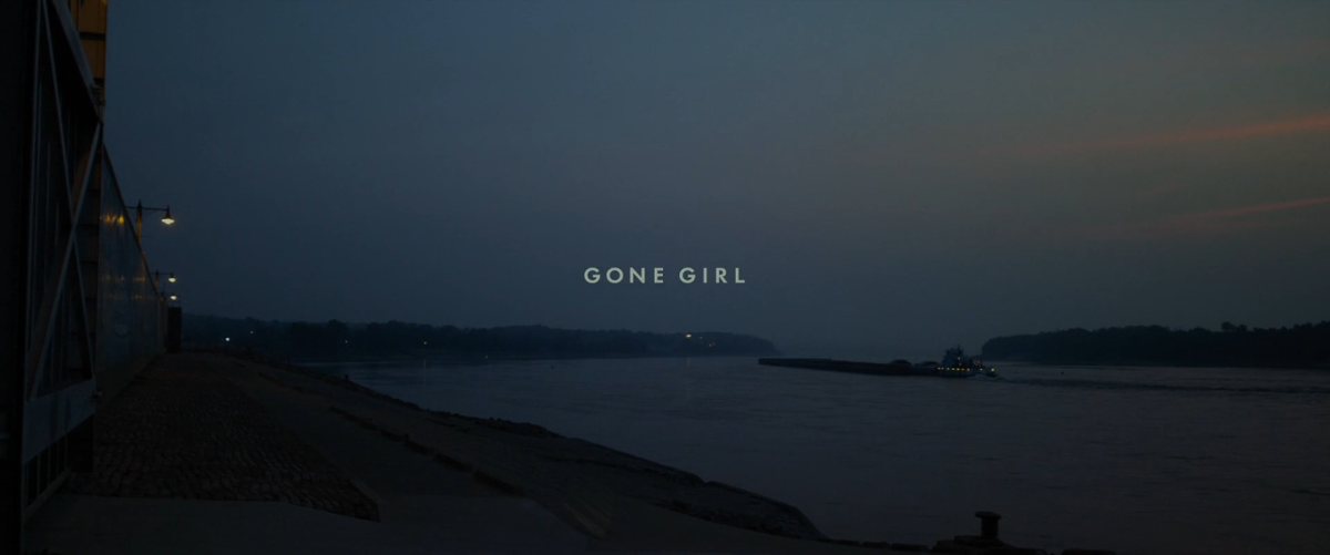 Эстетеичные вступительные титры - одна из маленьких фишек режиссёра.