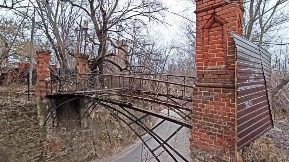 Подлежащий обновлению мост в дворцовом комплексе Ольденбургских.📷Фото: пресс-служба правительства Воронежской области