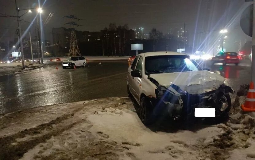    Бесправный водитель «Гранты» врезался в Land Rover в Ижевске