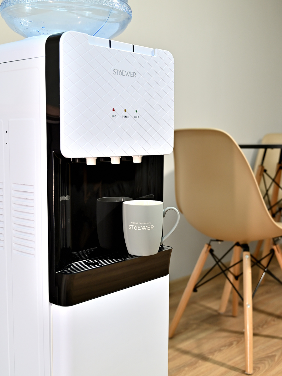 Напольный кулер с тремя краниками подачи воды и холодильником внизу