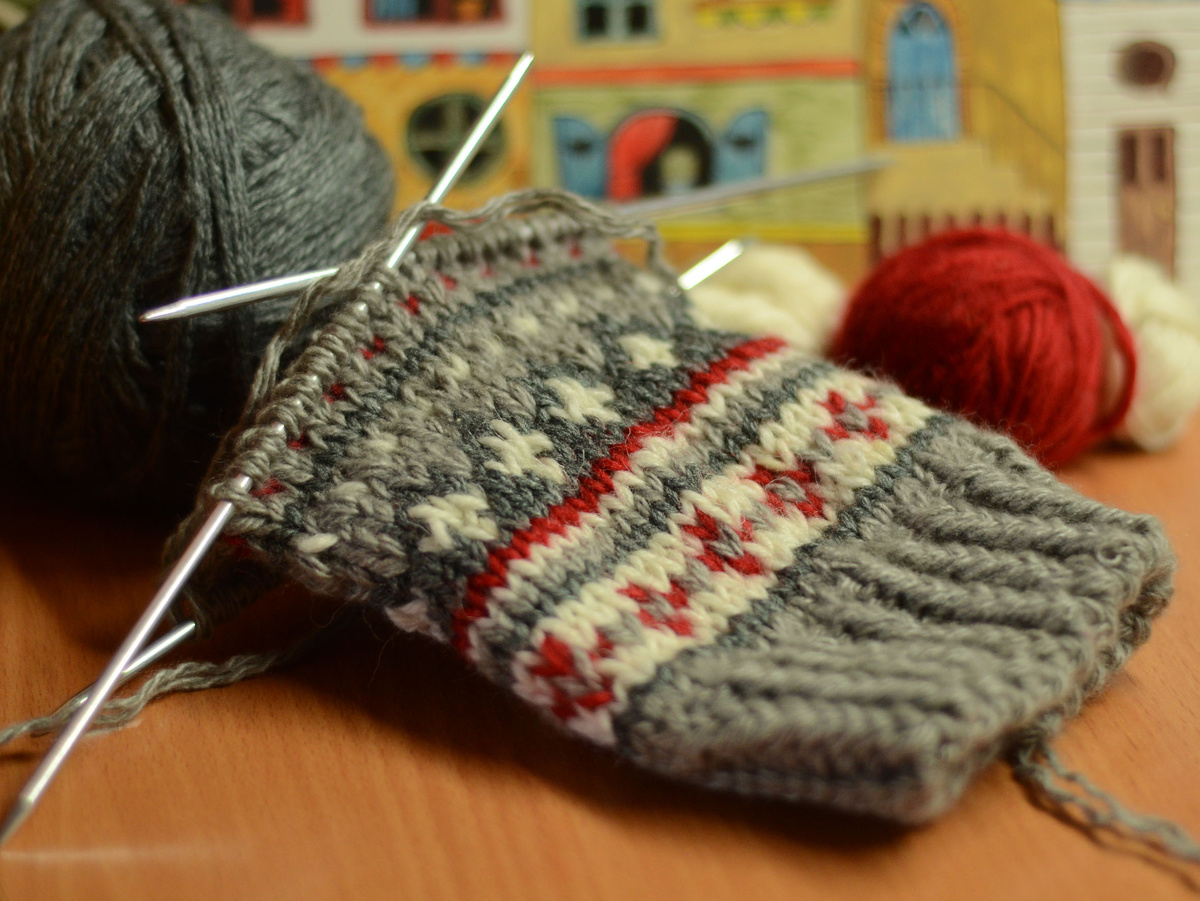 Чтобы вязать носки было не скучно, стараюсь вязать их с узорами