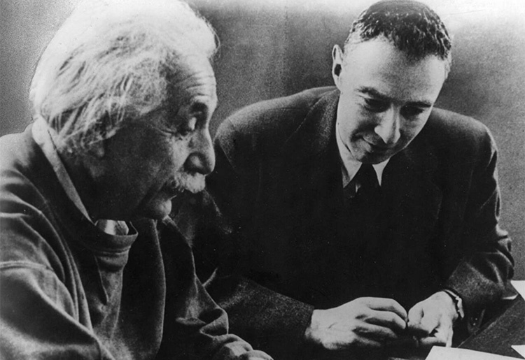Альберт Эйнштейн (слева) и Оппенгеймер (справа).
Предоставлено изображение: Общественное достояние, с Викисклада