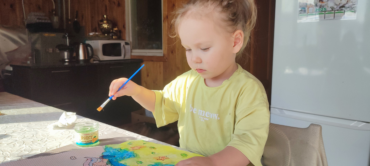  Это Мия занимается художеством