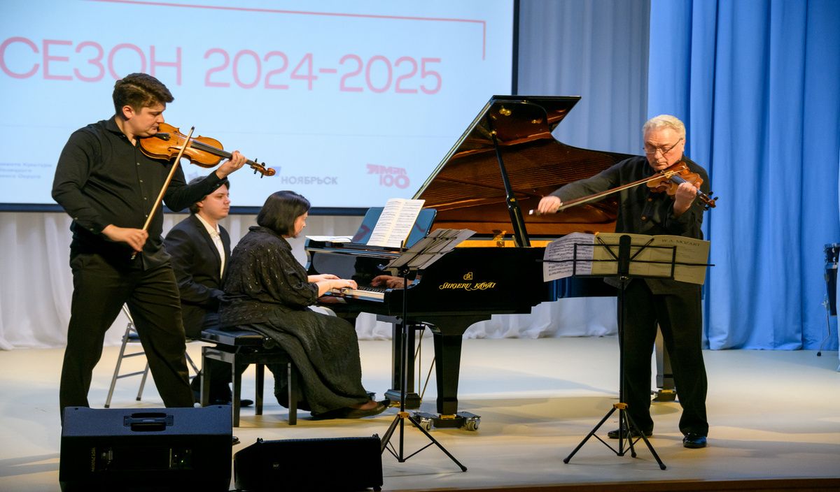 На сцене творческая семья: Мария Воскресенская, Леонид и Петр Лундстремы.