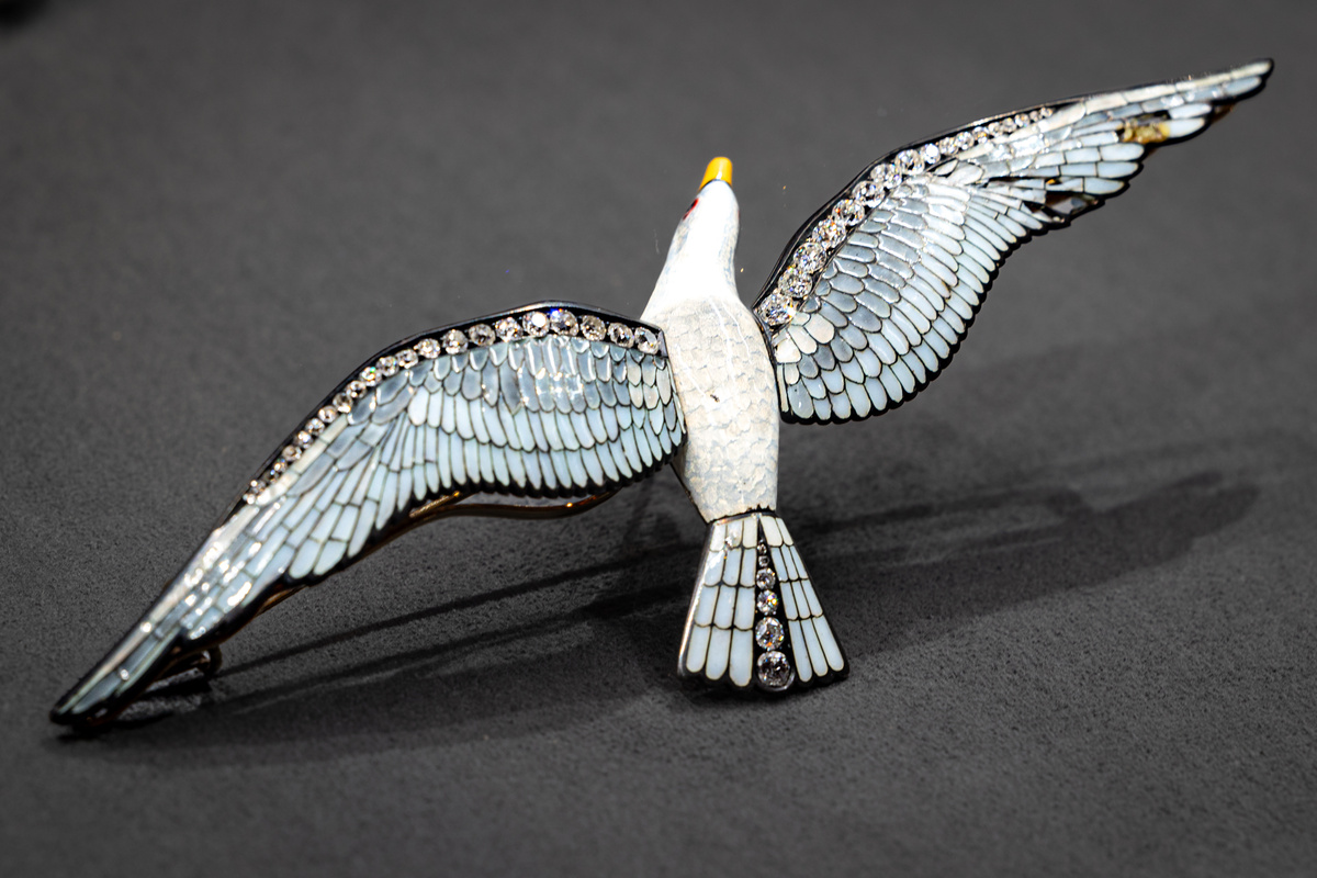 Брошь. Мастер Л. Л. Татищев. Петербург, 1908–1917 гг. Золото, серебро, бриллианты, витражная эмаль, эмаль по гильошировке. Гохран России