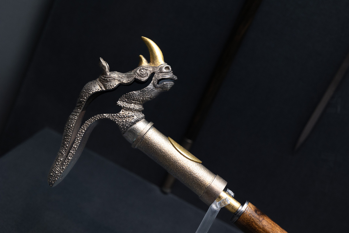 Коллекция тростей с клинками на подставке «Большая африканская пятерка». Д. А. Ченцов. Тула, 2024 г. Белый металл, желтый металл, бронза, дамасская сталь, дерево ценных пород, кожа; литье, доработка (чеканка, гравировка, канфарение, гальванирование, патенирование), ковка, резьба, лак