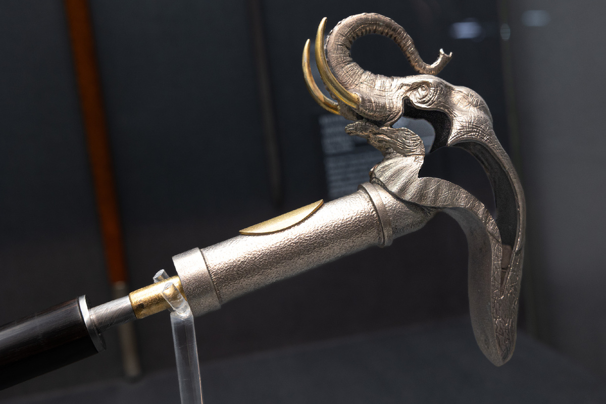 Коллекция тростей с клинками на подставке «Большая африканская пятерка». Д. А. Ченцов. Тула, 2024 г. Белый металл, желтый металл, бронза, дамасская сталь, дерево ценных пород, кожа; литье, доработка (чеканка, гравировка, канфарение, гальванирование, патенирование), ковка, резьба, лак