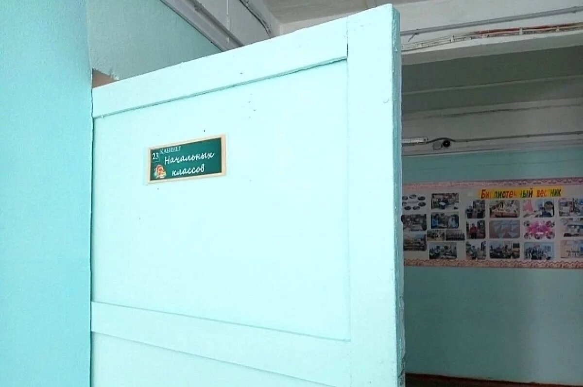    Ученица начальных классов пожаловалась на охранника папе.