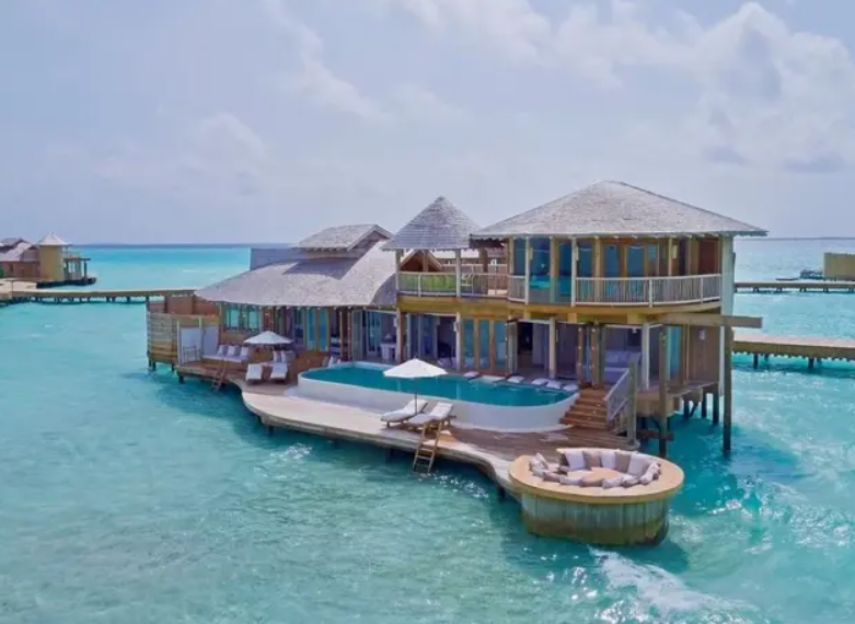 Фотография отеля Soneva Jani на Мальдивах. Взято с сайта Travelata.ru. Вид на виллу на воде.