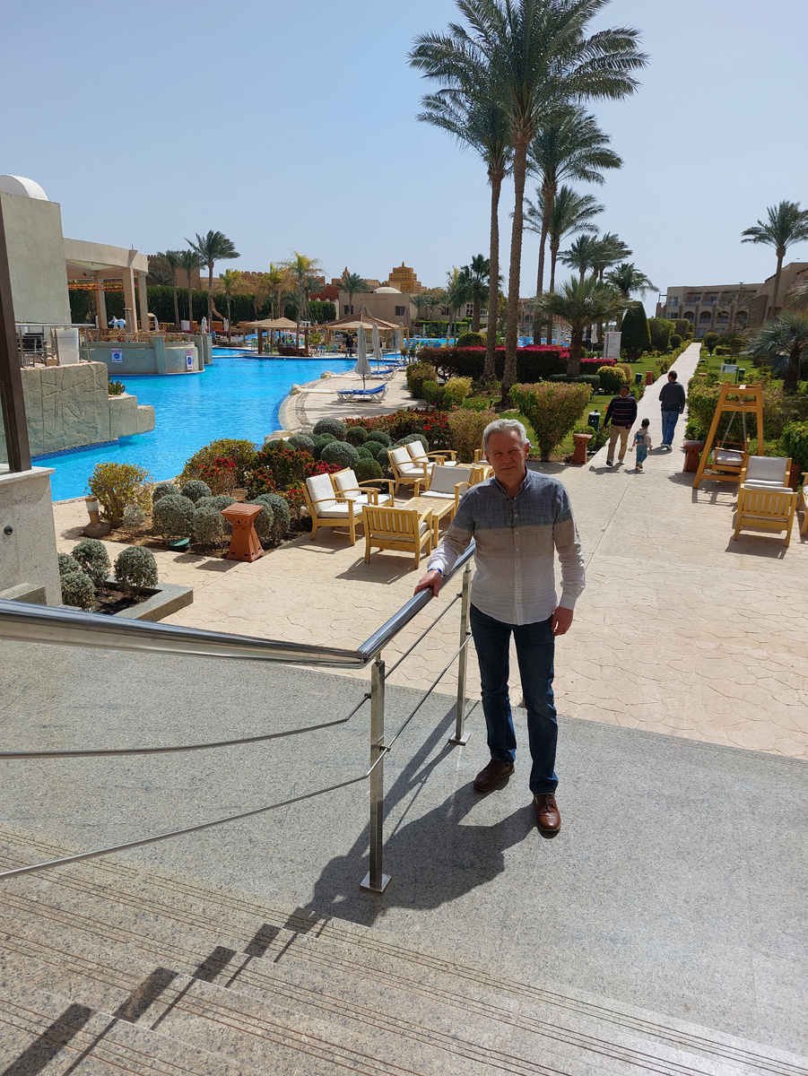 Только прилетели - утро, ветренно, но тепло