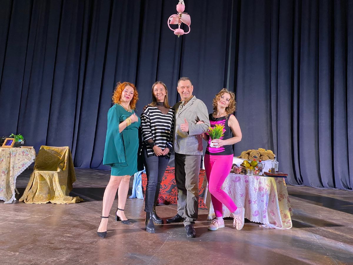 Ленивая свинья и актеры Екатеринбургского Драматического театра 