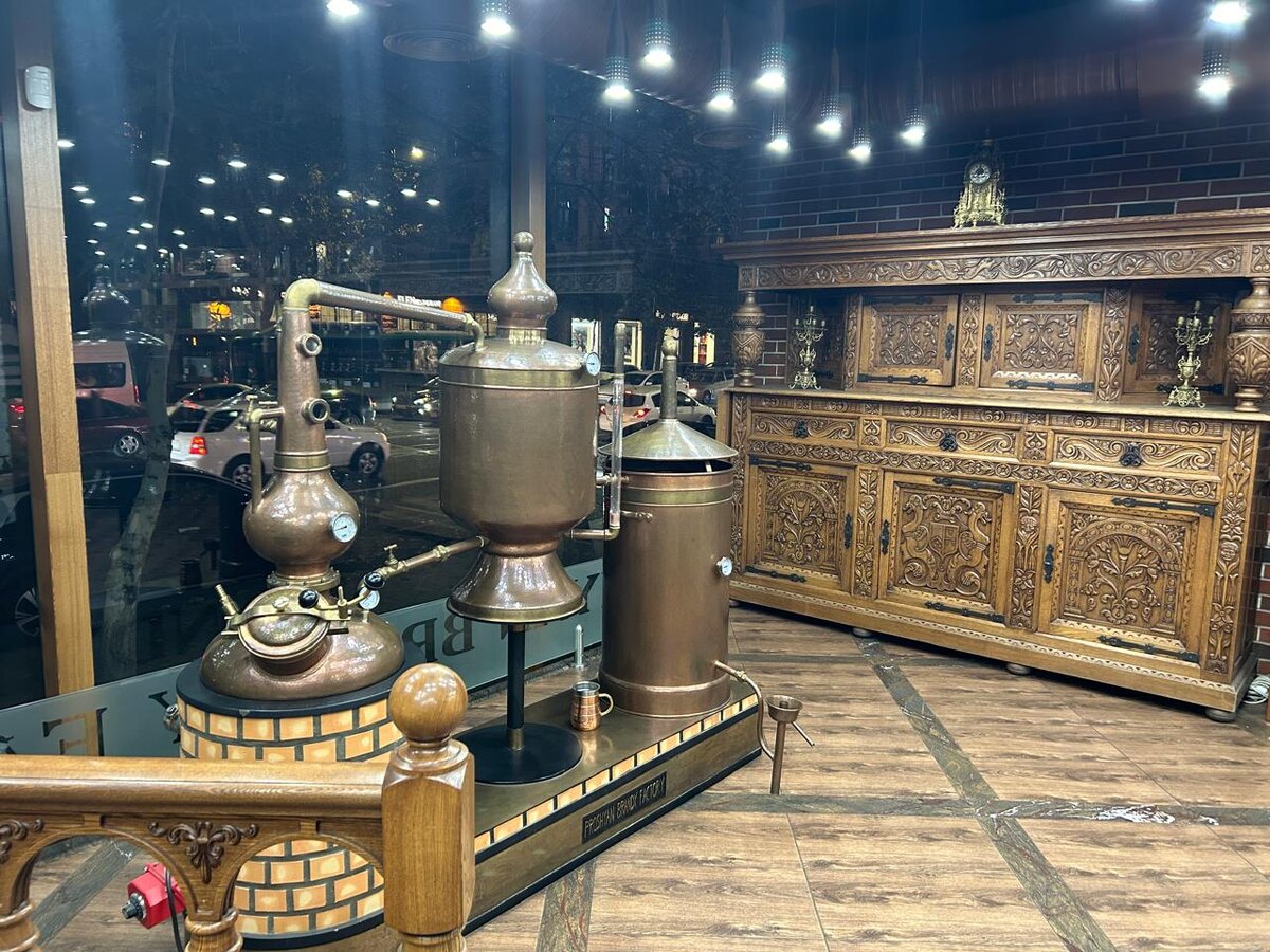 Медный дистиллятор в фирменном магазине Прошянского коньячного завода в г. Ереван.