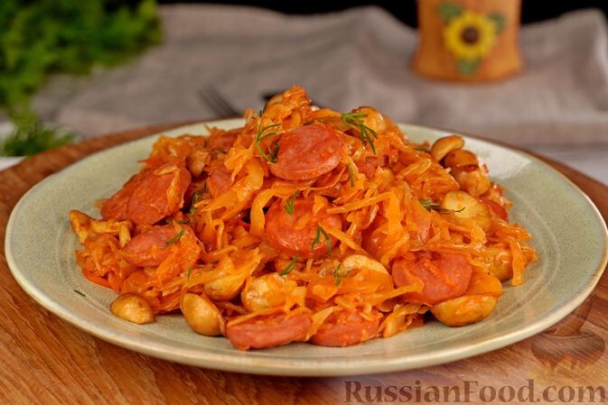 капуста квашеная, сосиски, шампиньоны, лук репчатый, томатная паста, соль, перец чёрный молотый, масло растительное