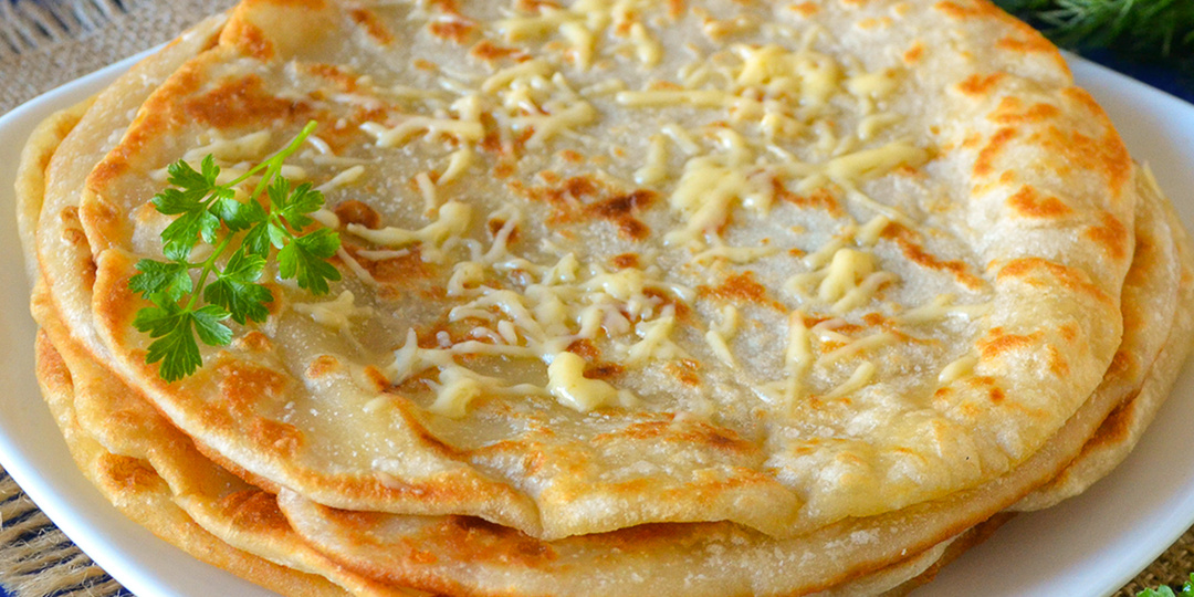 Секрет теста – в кипятке! Без дрожжей и разрыхлителя, а лепёшки получаются воздушные, слоистые, с хрустящей корочкой и расплавленным сыром