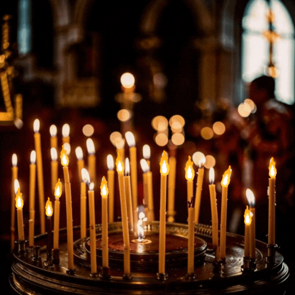 Горящие свечи в храме. Анимированное изображение сгенерировано ИИ © «Известия»