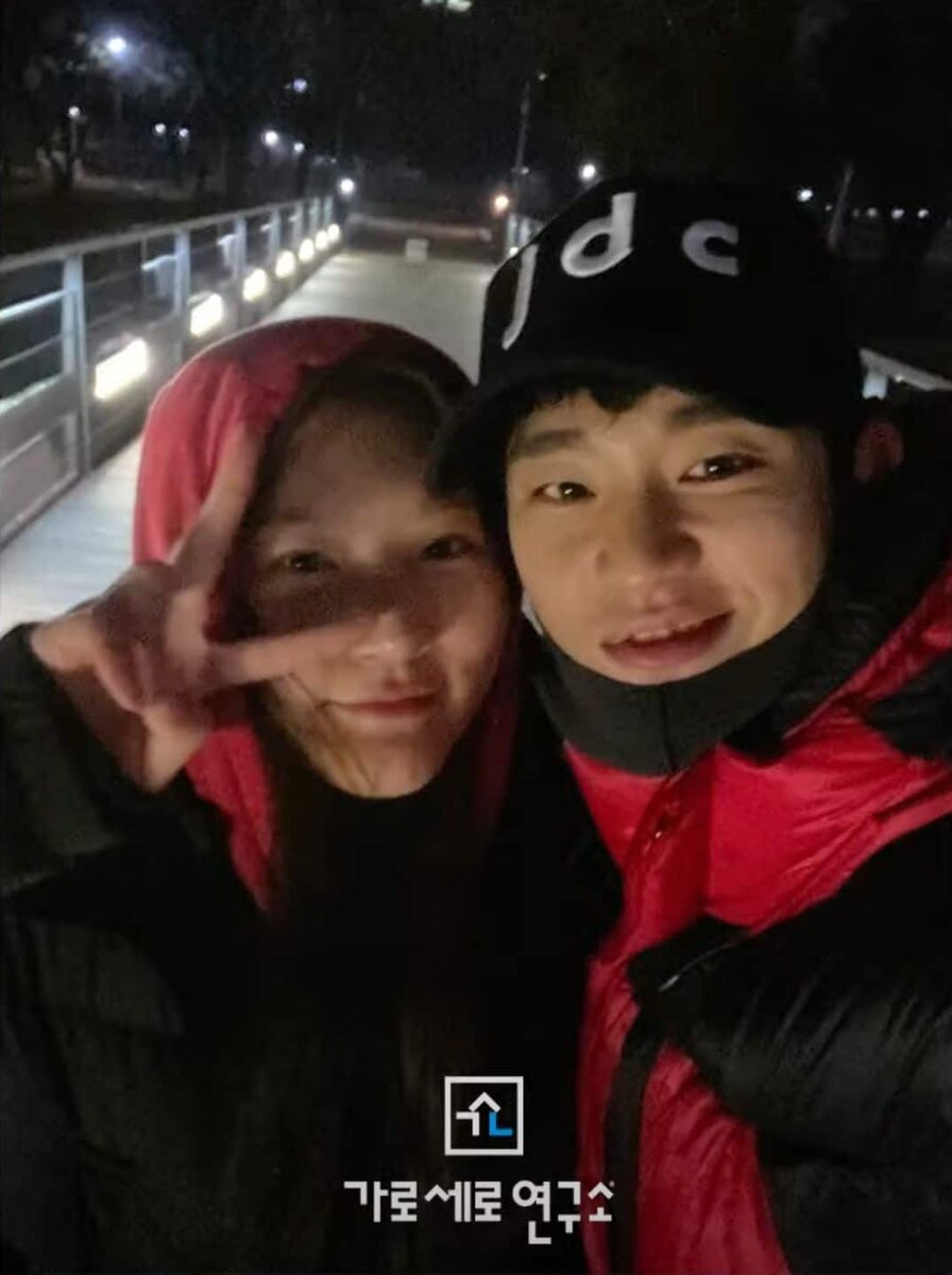   Ким Су Хён и Ким Сэ Рон возле жилого комплекса, где у Ким Су Хёна 3 квартиры.