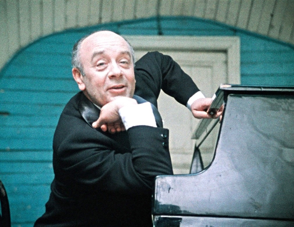 Скриншот автора. Куплеты и стихи в исполнении артиста Мосэстрады Аркадия Велюрова.