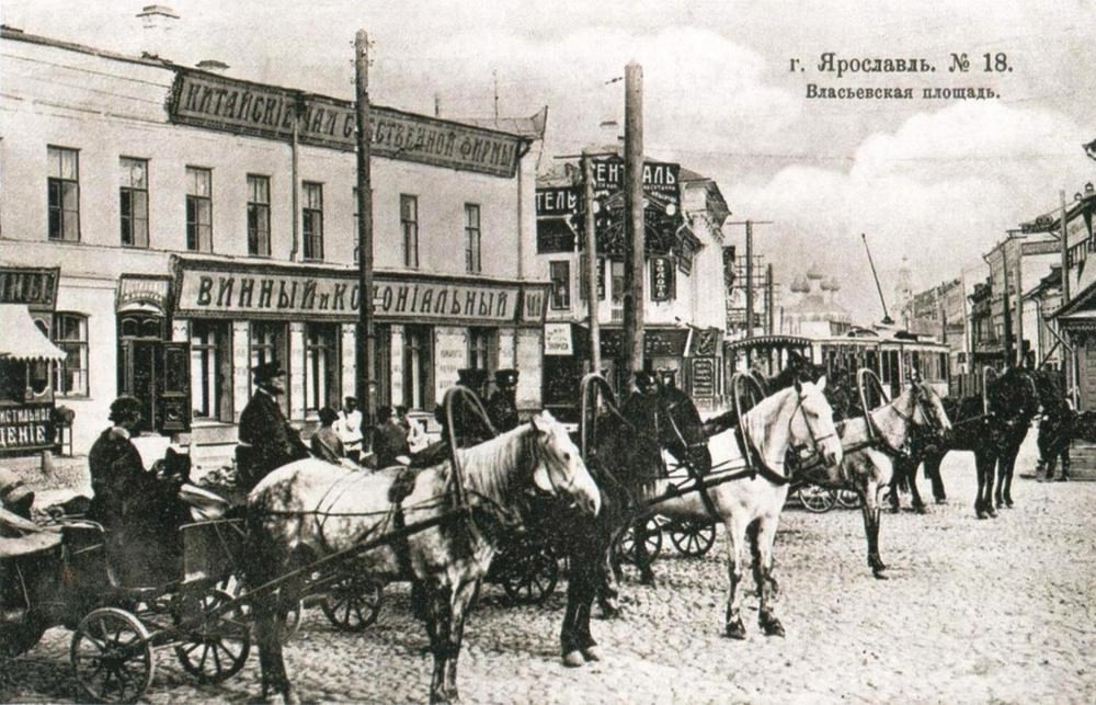  Извозчики на Власьевской площади в начале XX века. Примерно через 100 лет после рассказа митрополита Платона об их нахальных предшественниках.