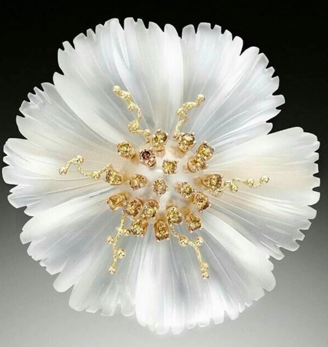 Брошь из резного кварца, золота, бриллиантов.