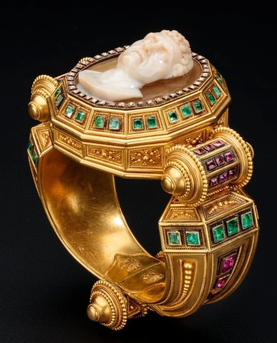 Кольцо из желтого золота.