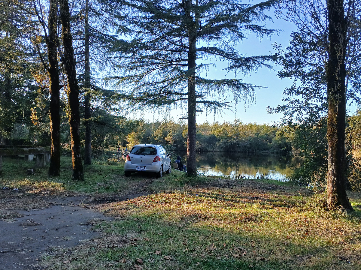 Озеро. Автомобиль. Грузия 