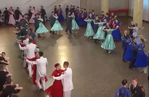     В Красноярске прошёл бал трёхсот кадетов и воспитанниц Мариинских гимназий