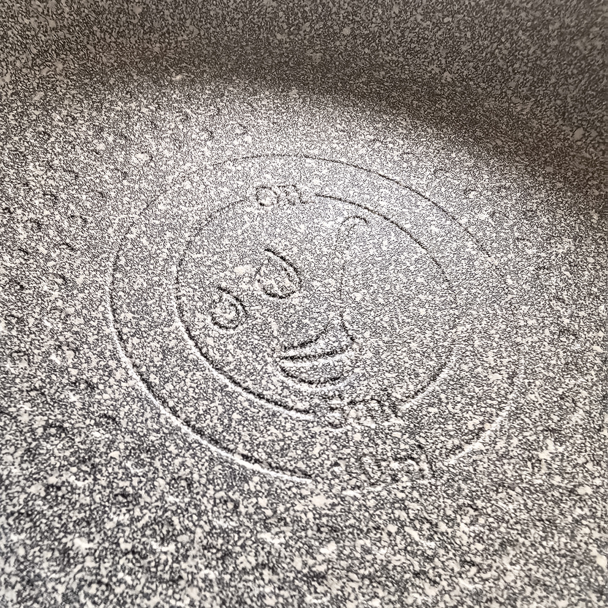 Антипригарное покрытие сковороды Llambria. В центре место для масла.