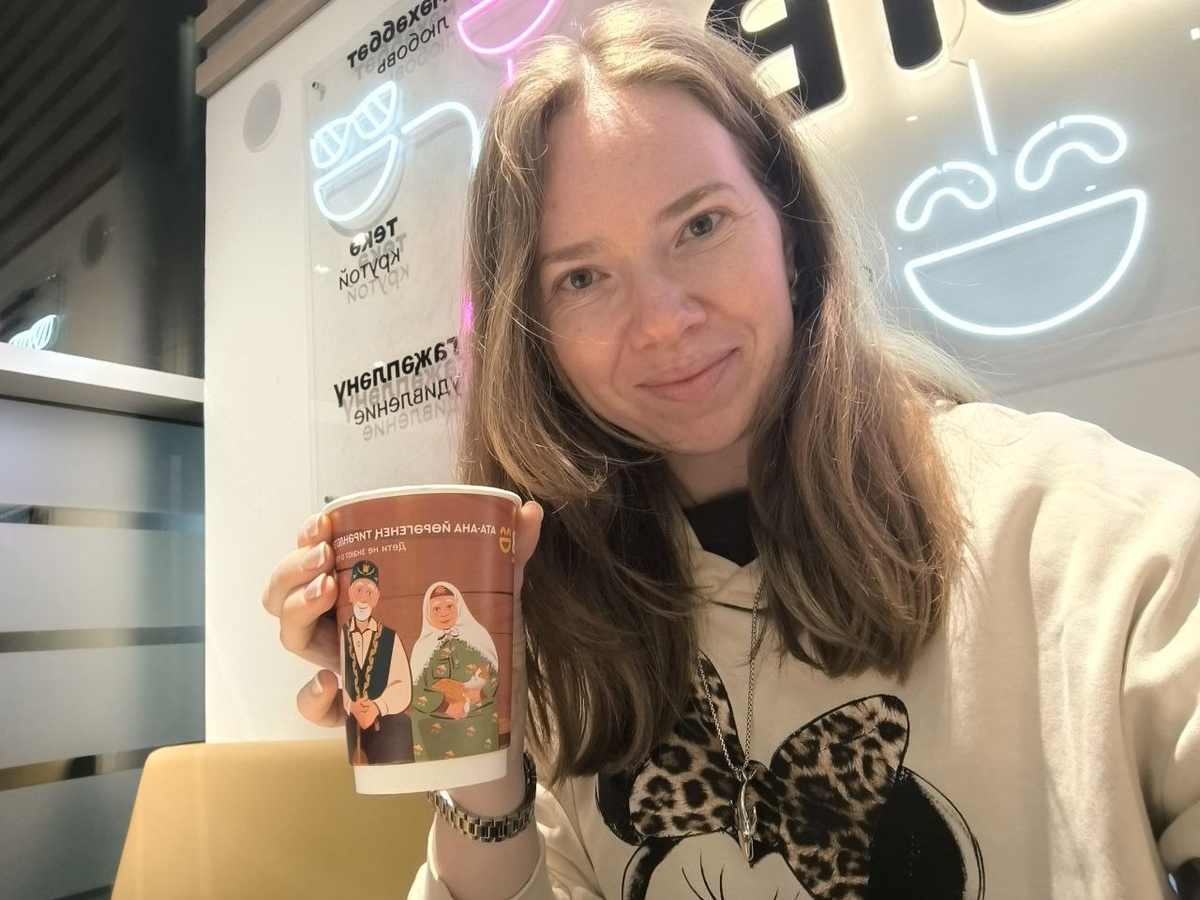 Пью кофе перед регистрацией в аэропорту Казани