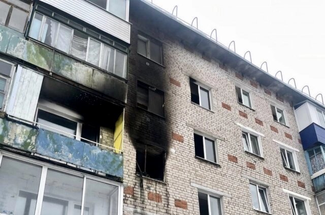    На четвёртом этаже от жара треснуло стекло в окне на кухне. Фото: Пресс-служба ГУ МЧС России по Пермскому краю