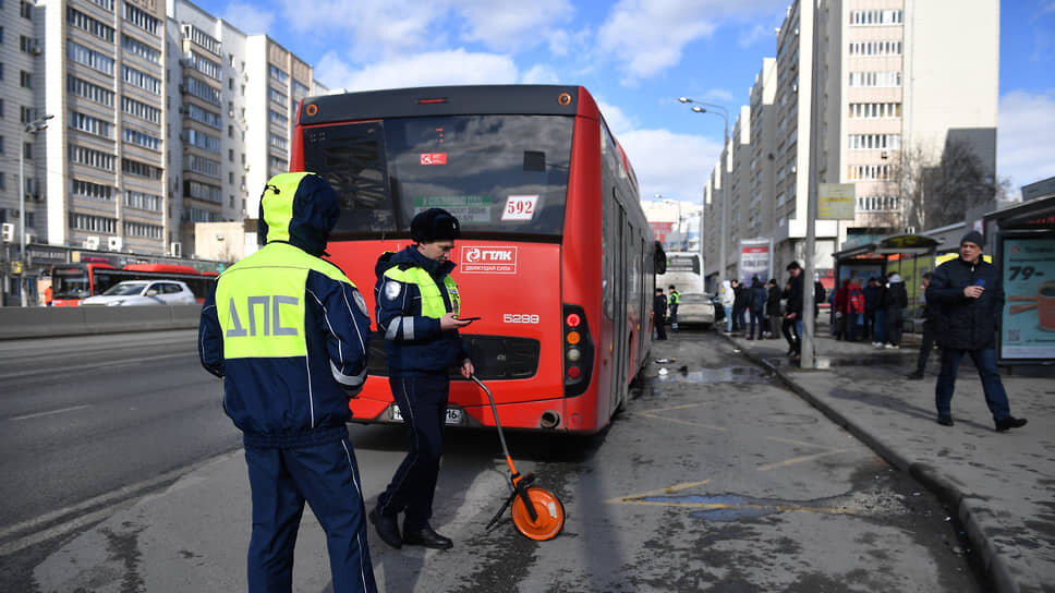 Таксиста, сбившего 11 человек в Казани, доставили в суд.📷Фото: Артемий Шуматов / Коммерсантъ