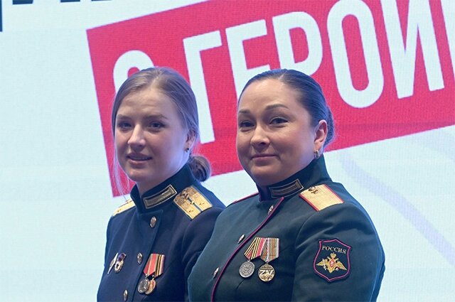    Старший лейтенант медицинской службы, участница программы «Время Героев», награждена «Медалью Суворова» Мария Мусатова (слева) и начальник медицинской службы, командир медицинского взвода, награждена медалью «За участие в СВО», медалью «За храбрость» II степени Екатерина Зубакова во время встречи в рамках проекта «Город Героев Москва» в преддверии Международного женского дня. Фото:  РИА Новости/ Кирилл Каллиников