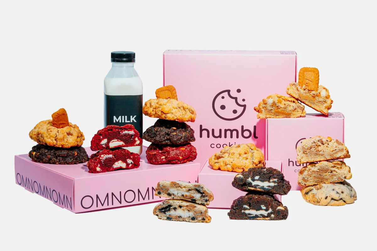 Такие печенья особенно приятно есть с молоком. В Humbl cookies продаётся клубничное и шоколадное молоко. Фото: humbl / Яндекс Карты