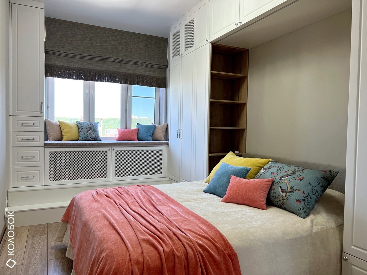 Яркие цвета в ахроматическом интерьере. Фото из архива студии текстиля Колобок™